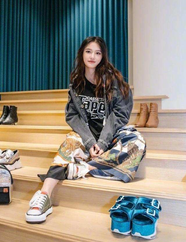 李嘉欣最新着装,李嘉欣连头发丝都在彰显她的美貌