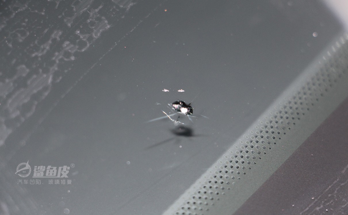 汽车玻璃裂纹可这样修复,502胶水能修复玻璃裂纹吗