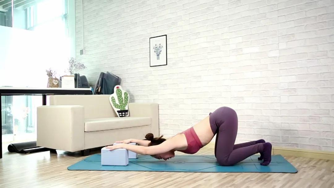 趴着扩胸开背运动,打开胸腔告别含胸驼背