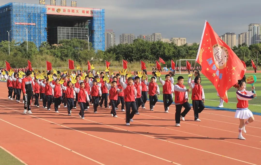 小学秋季田径运动会报道,运动少年展英姿