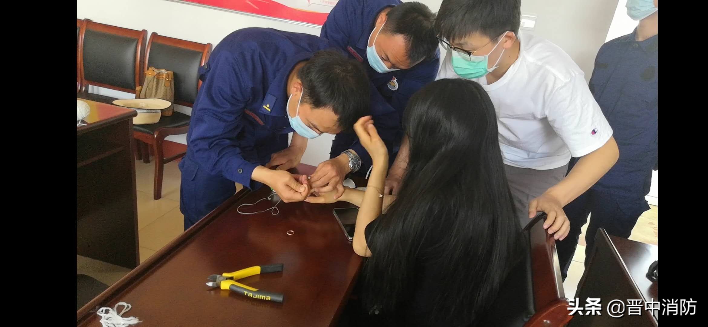 戒指卡手指消防员解救,消防员戒指卡手怎么解决