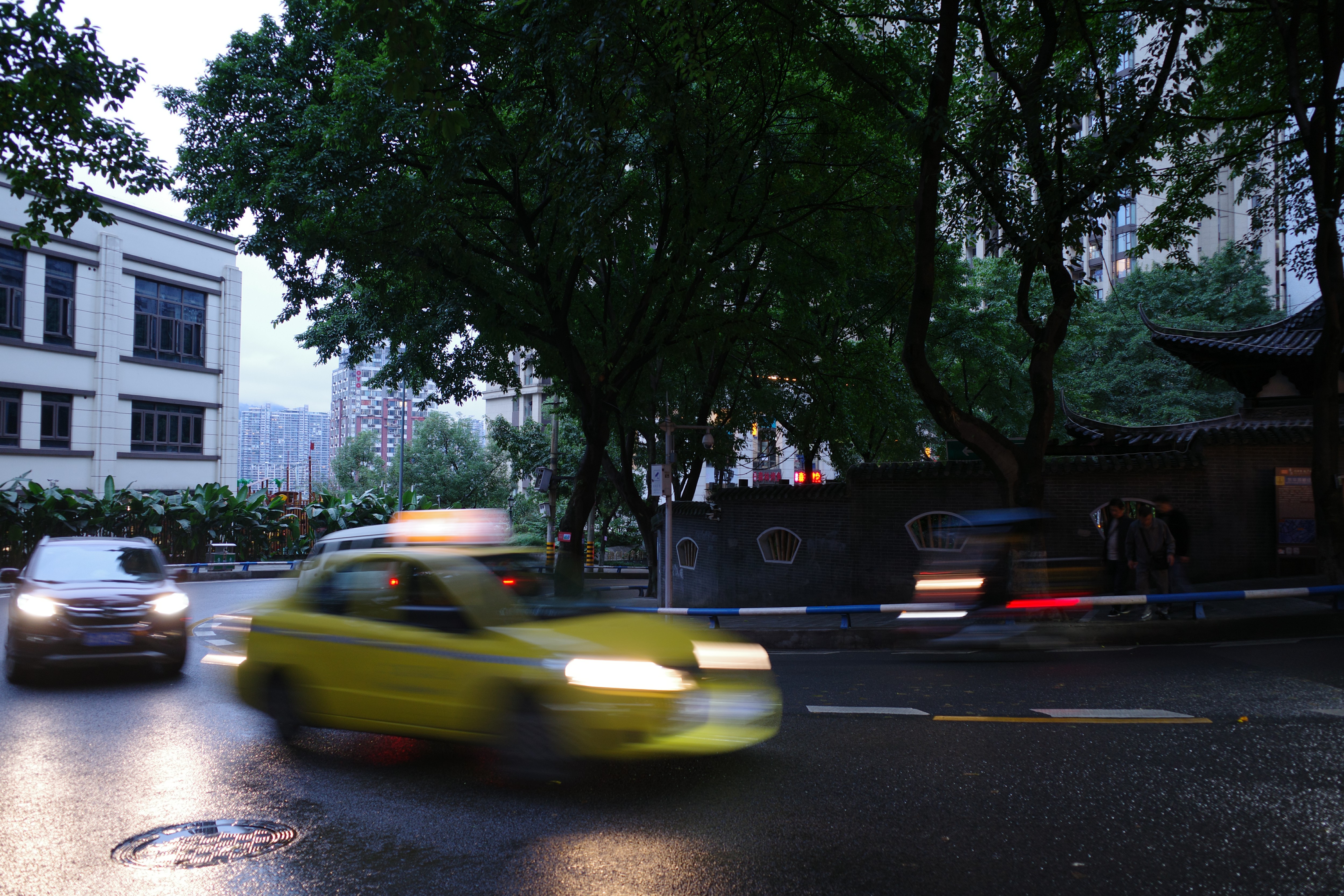 重庆出租车司机带客吃火锅,重庆出租车司机的路有多复杂