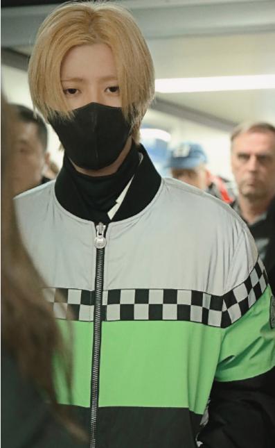 蔡徐坤af1,蔡徐坤全球首穿eliesaab男装高定