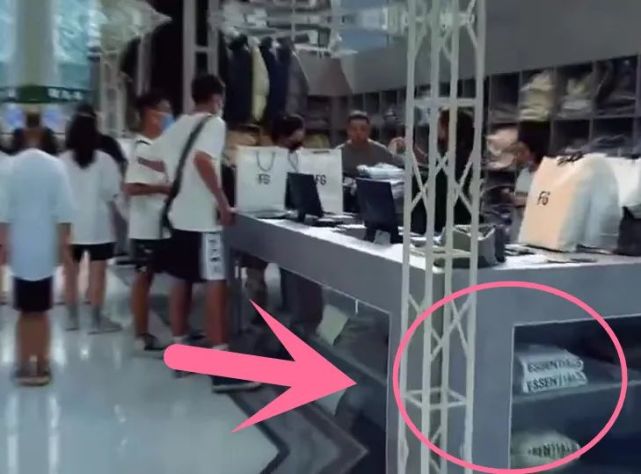 成都春熙路公然售假？FOG敬畏上帝ESSENTIALS合法山寨卖爆了···