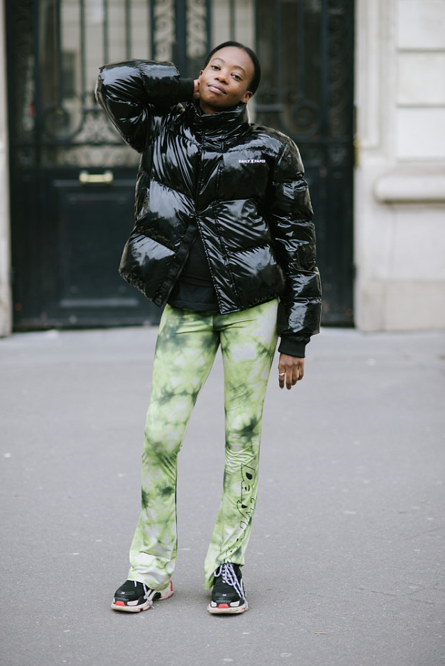 冬天不用穿太花,简单的黑色棉服,随便搭配都很帅气酷炫