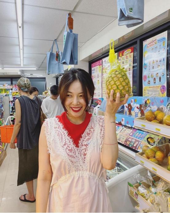 泫雅吊带格子裙,泫雅白色蕾丝上衣舞台