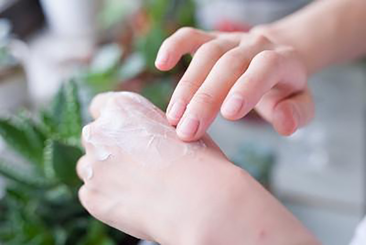 再年轻的脸也挡不住“奶奶”手，隐藏年龄的秘密，全靠这一只