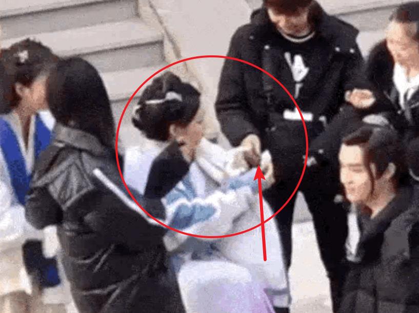 杨超越回怼网友翻车事件,杨超越素颜出镜翻车