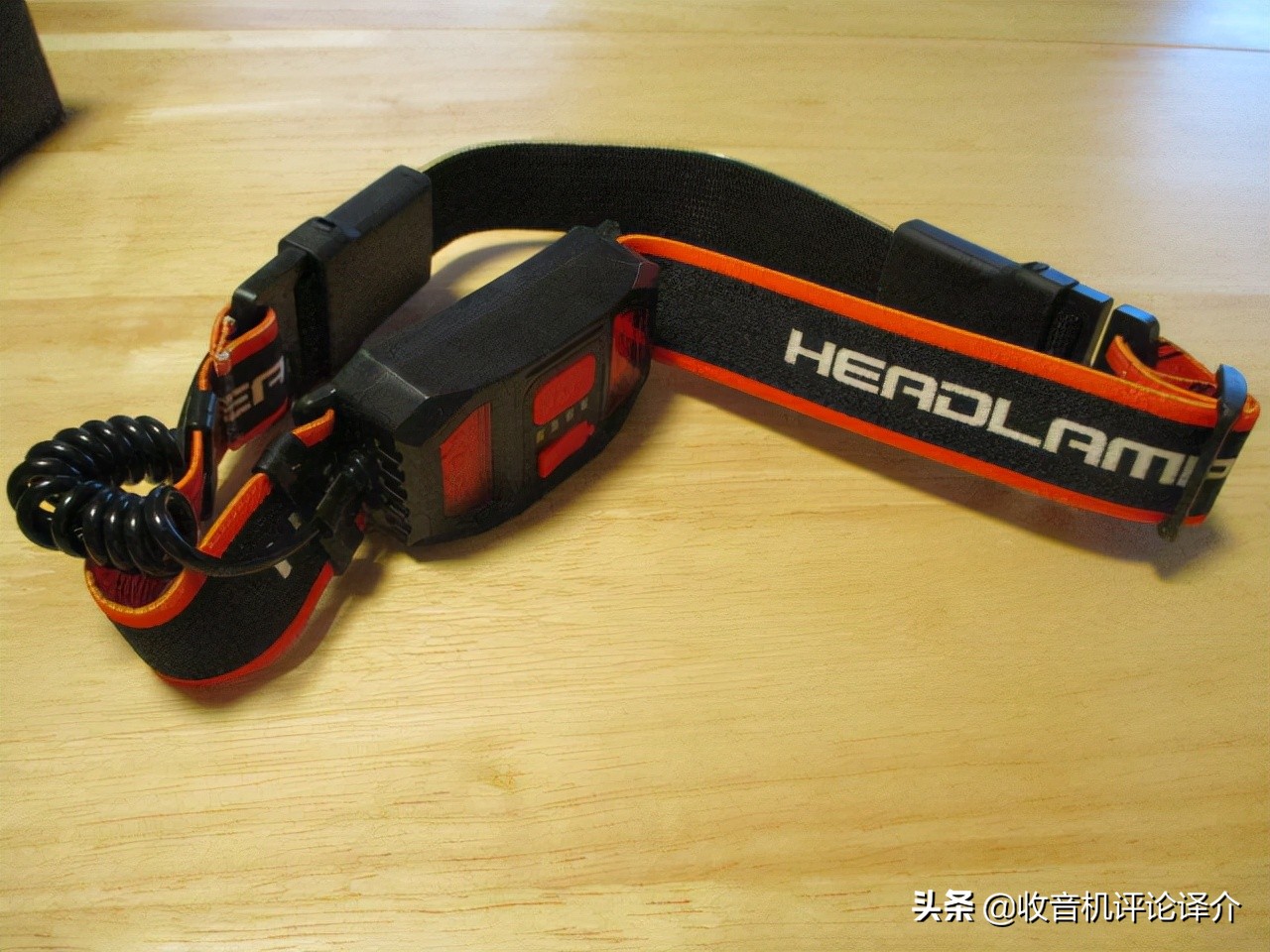 夜里收听短波收音机,夜晚听着收音机广播