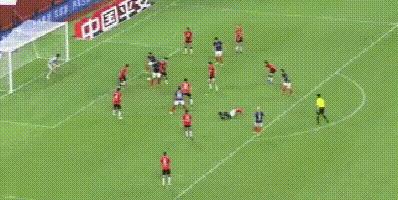 上港队员杨世元,曾繁日恶意犯规视频