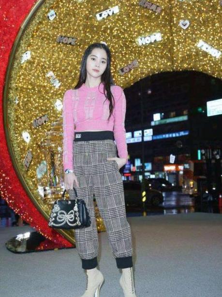 欧阳娜娜穿天空蓝背带裤,欧阳娜娜18岁演唱会黑色礼服