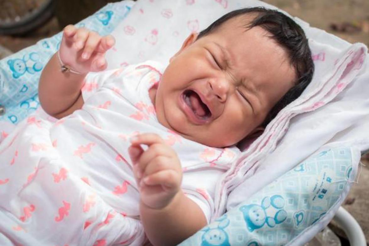 宝宝睡觉为什么老是投降的姿势,宝宝睡觉老是投降怎么回事