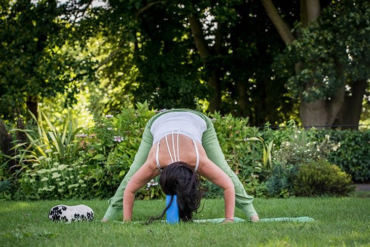 12个居家瑜伽体式舒缓压力,6个放松体式瑜伽