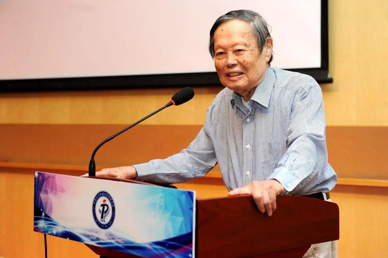 杨振宁与爱因斯坦交流过吗,杨振宁多大和爱因斯坦交谈的