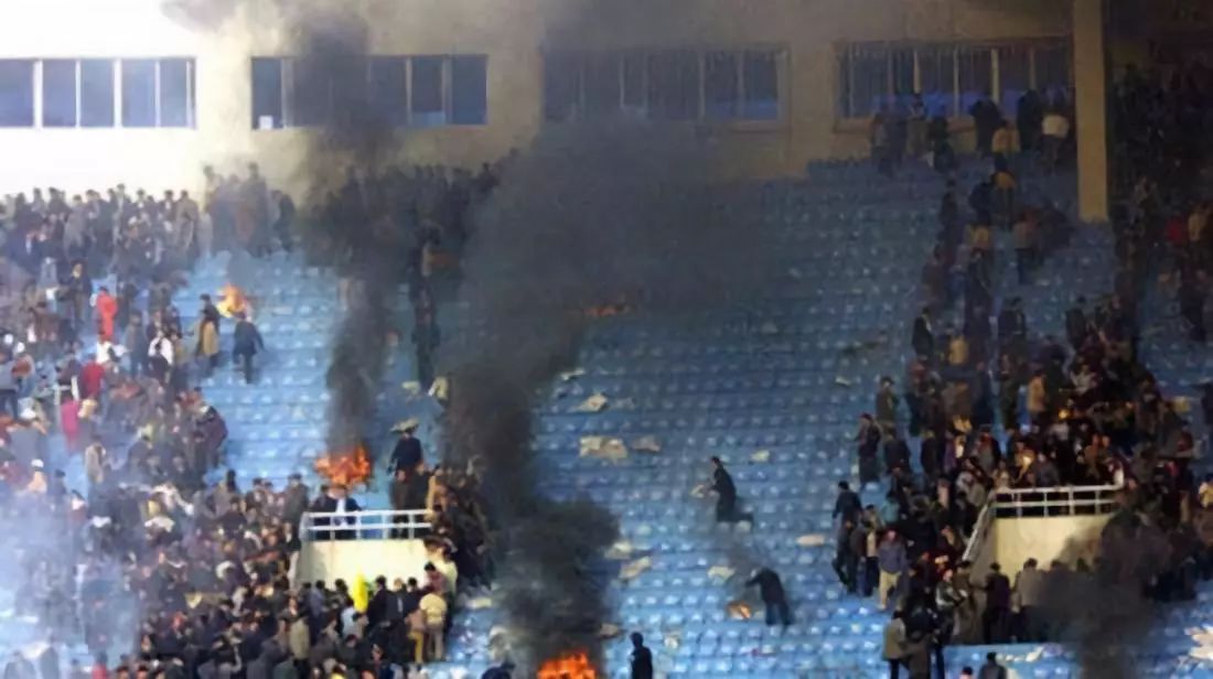 从顽劣少年到一代枭雄,从懵懂无知的顽童到青年