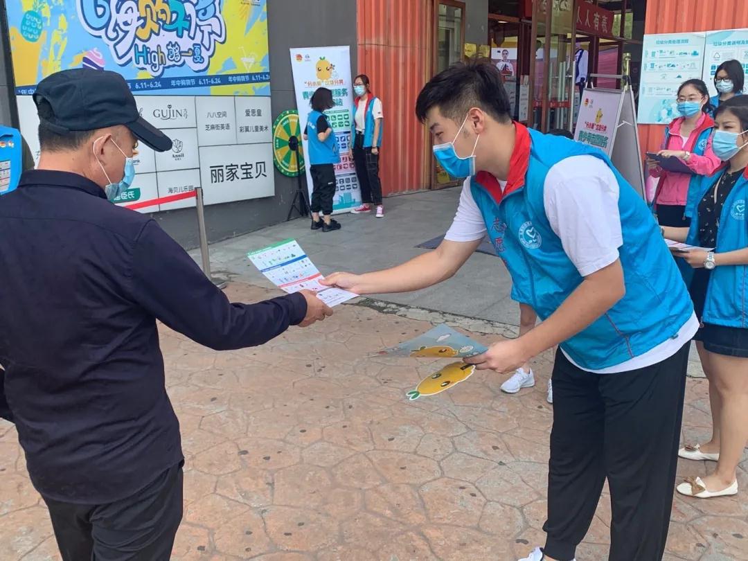 小手拉大手垃圾分类齐步走小报,小手拉小手共创文明捡垃圾