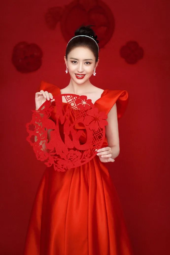 春晚时尚图鉴：热巴杨幂的红裙、王菲刷碗手套和董卿李思思的口红