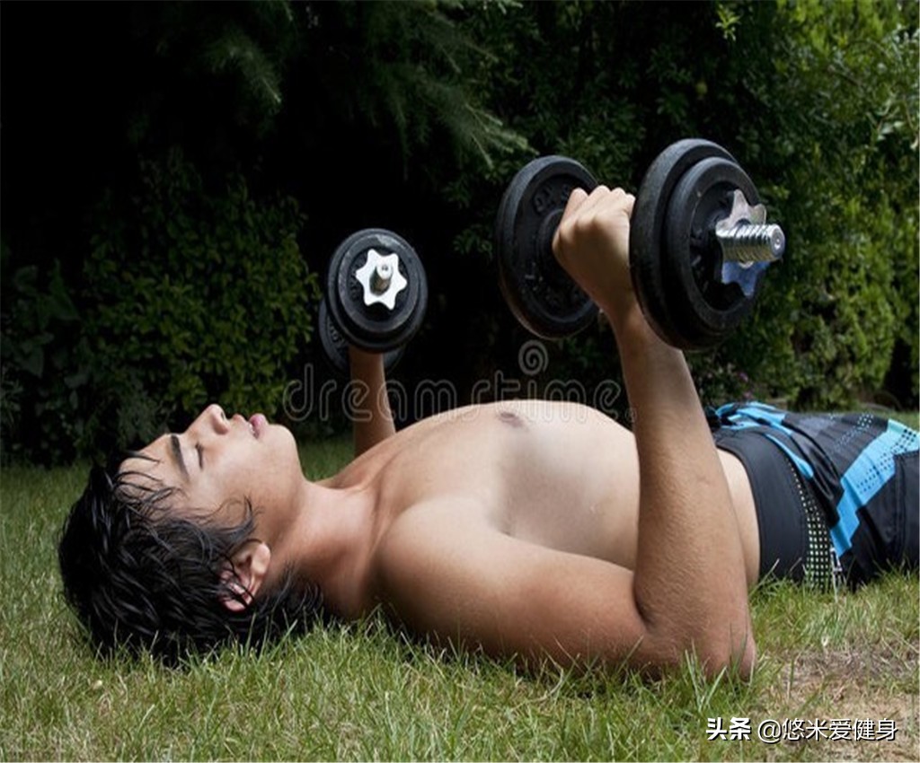 哑铃卧推正确的练法视频,哑铃卧推正确手法视频