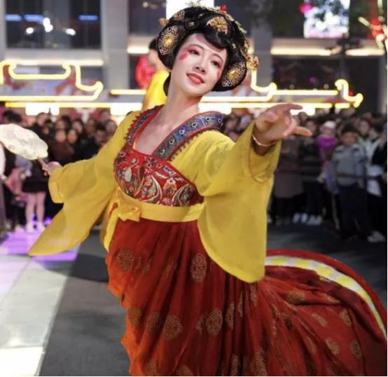 不倒翁小姐姐事件,陕西不倒翁小姐姐