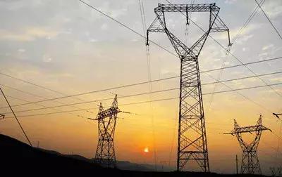 下雨天高压线持续冒火花,下雨天高压线有电流声