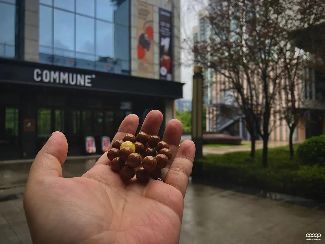 短发超飒小姐姐，玩串儿不贵也精致，骑起车来，帅翻天