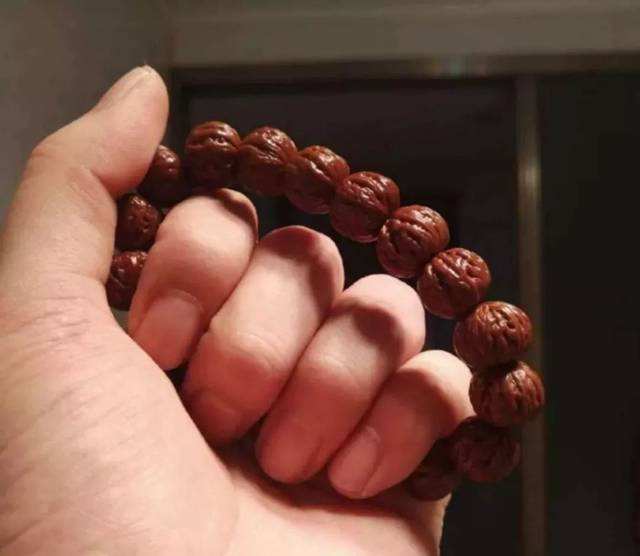 为啥有人喜欢盘手串,为什么有的人喜欢盘檀香手串