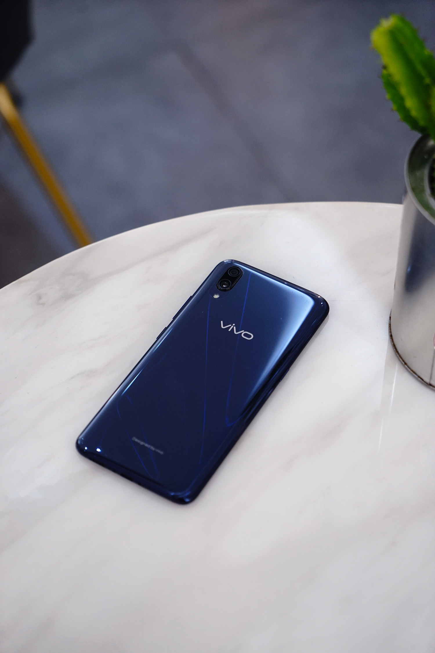 vivox23水滴全面屏手机,vivox23图赏91.2%水滴屏光感美学