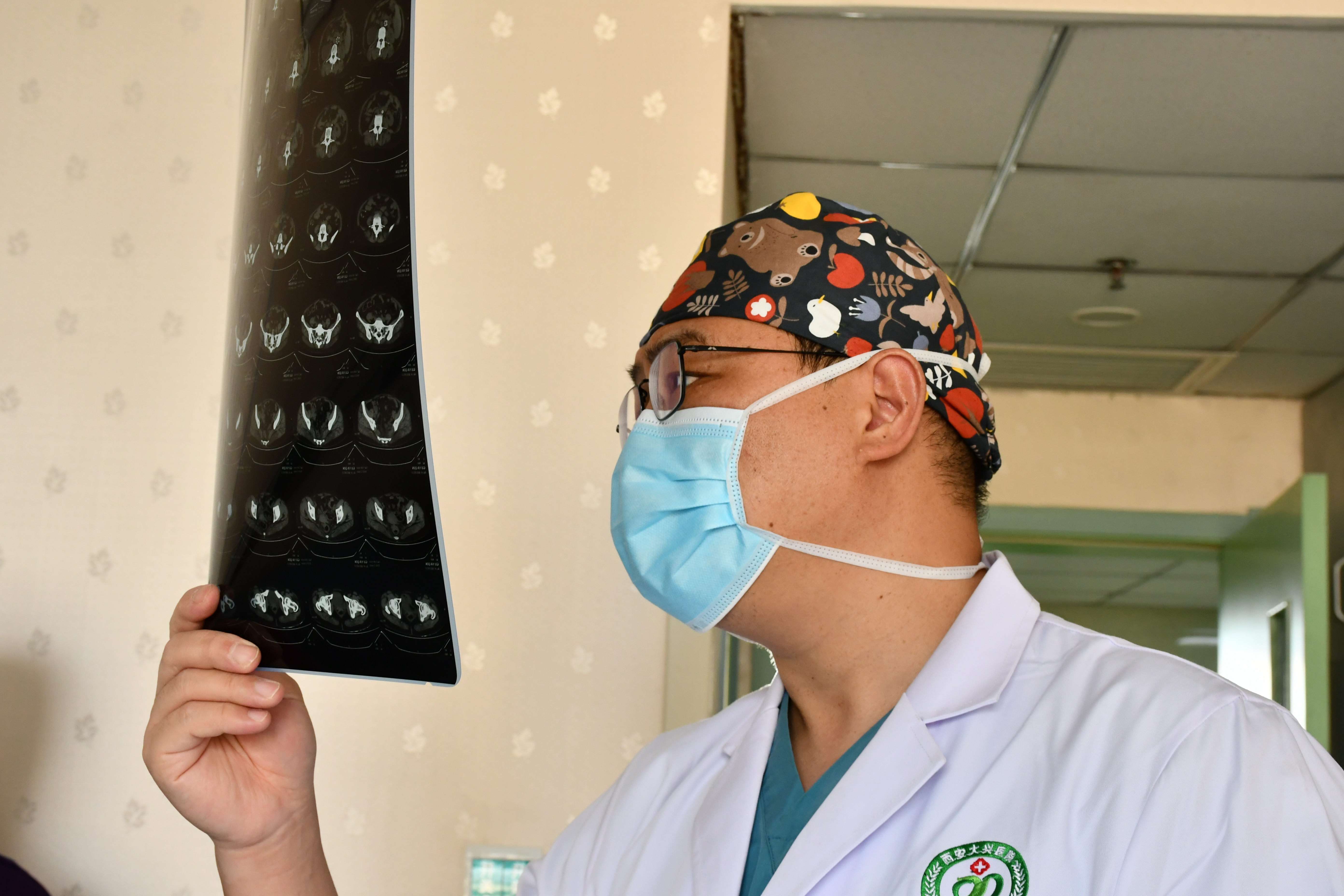 胃撑胃胀老打嗝怎么回事,胃胀老打嗝吃什么胃药好