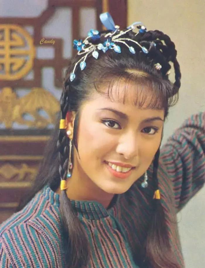 她是最俏黄蓉：被成龙狂追8年，遭劈腿不婚；恋爱26年、男友癌逝