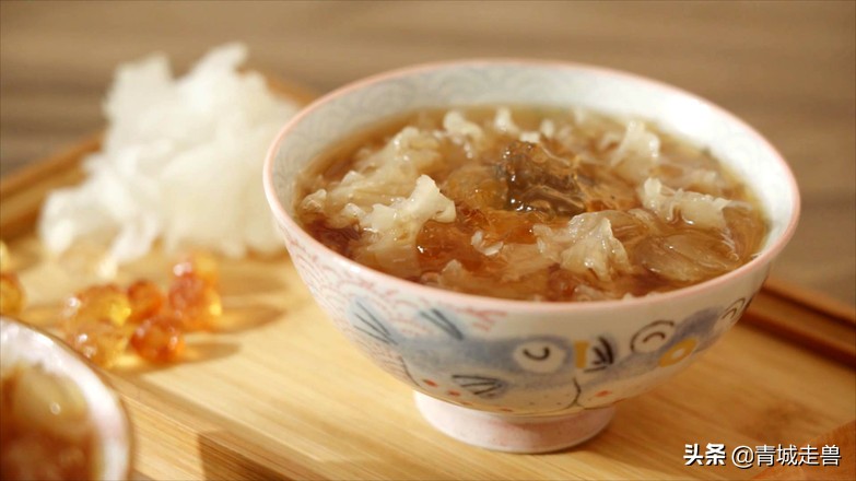 春节，宅在家里吃什么？教你做碗桃胶银耳羹，简单营养还美味