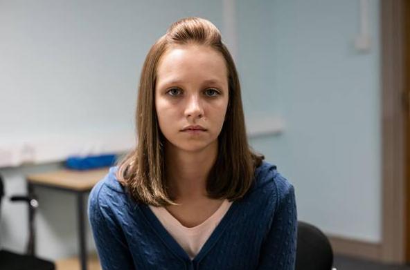 胆大包天!英国男子性侵同床陌生女子,当时他妻子就睡在他身旁