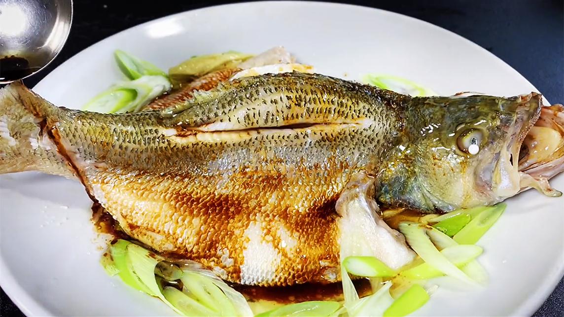 清蒸鲈鱼怎么做好吃又不腥气窍门,原来清蒸鲈鱼其中还有这么多秘诀