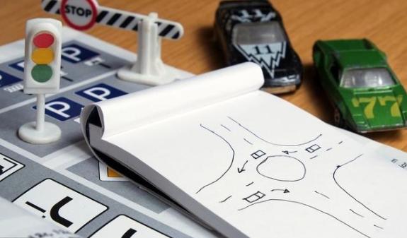 科目一选择题答题技巧三长一短,考驾照科目一试题100题2012