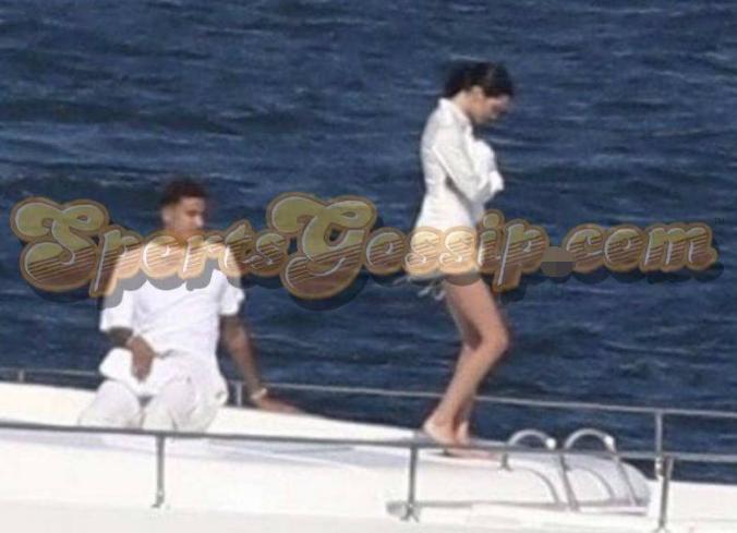 尴尬！两位罗马球员晒女友，女孩竟是同一个，这次谁把谁给绿了