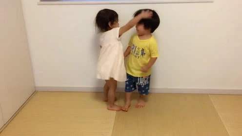 两个孩子其中一个总觉得大人偏心,两个孩子都喜欢偏心