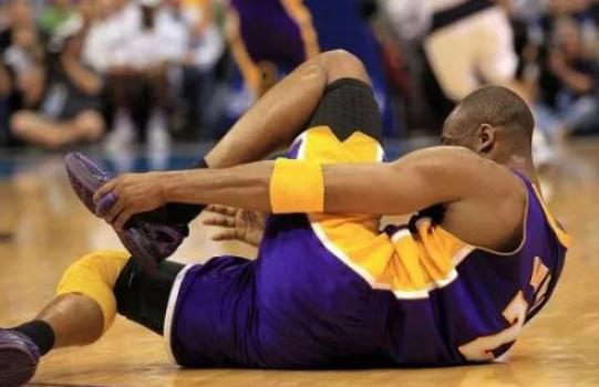 打篮球崴脚脱鞋捏脚,打篮球怎么避免崴脚