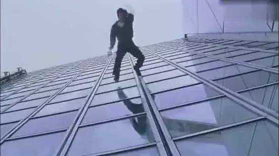 为了呈现真实的感观，这些特技演员太拼了