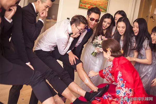 新郎接亲大姨堵门要红包完整视频,新郎接亲遇萌娃军团堵门讨红包