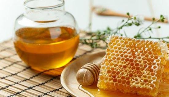 女孩喝蜂蜜会发育早吗,女童喝蜂蜜水会早熟吗