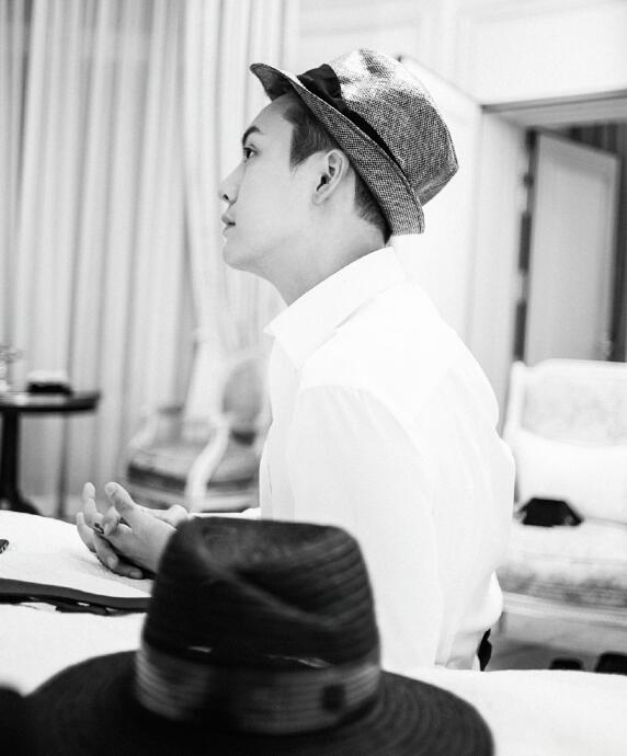 入秋之后担心自己脑门冷？那不如学学明星们戴潮帽，又酷又有范