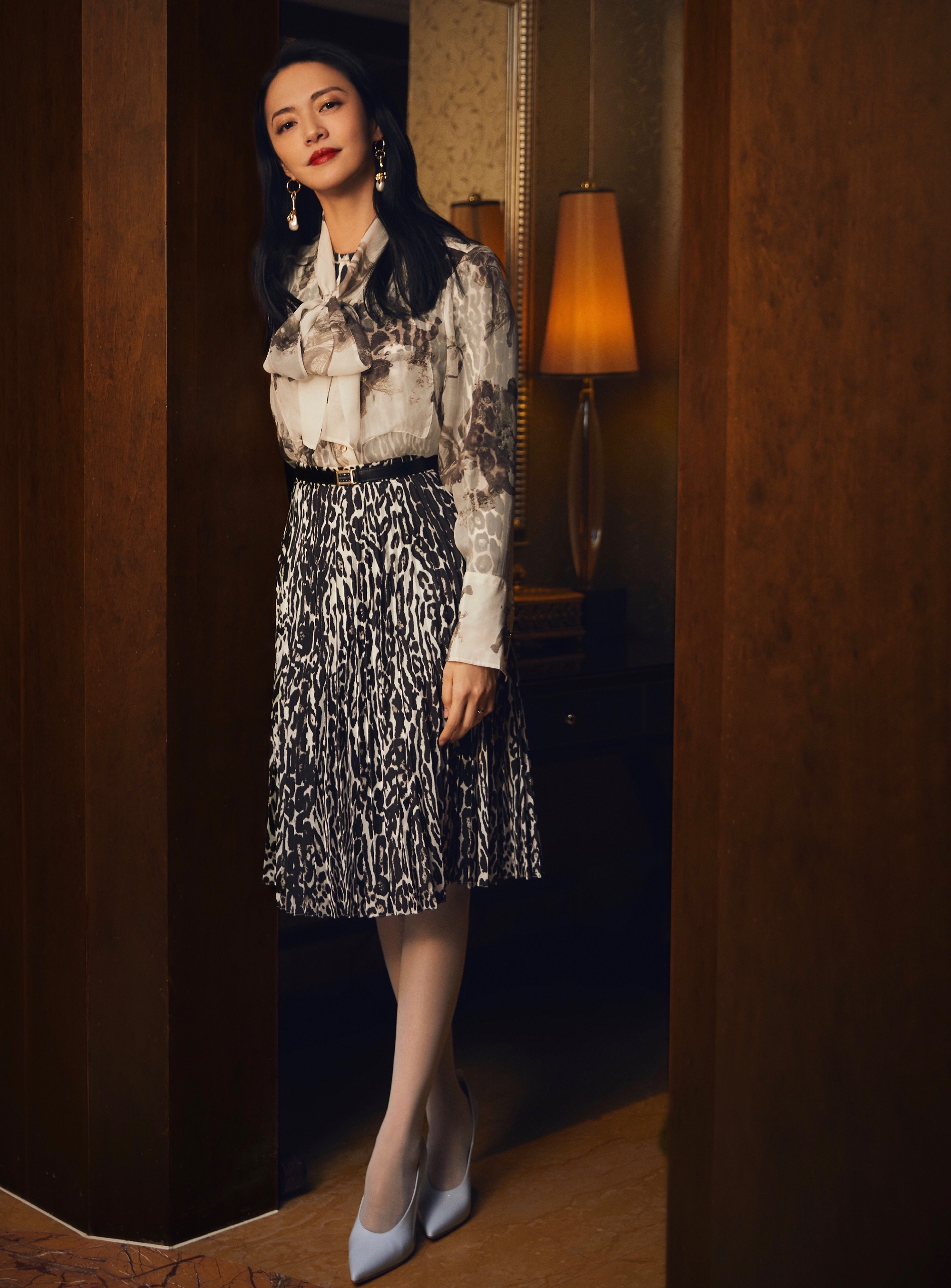 姚晨穿黑白连身裙亮相某活动,姚晨穿搭虽气势凛然