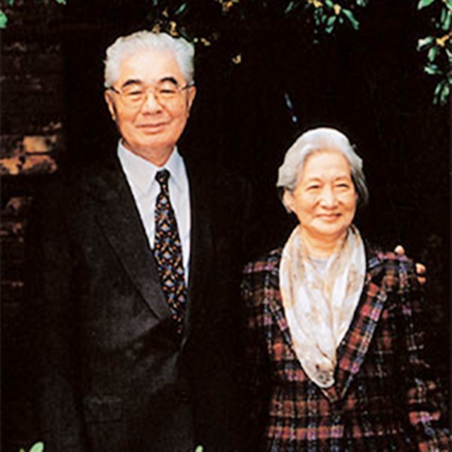 荣毅仁相伴70年的妻子，亲自为丈夫擦皮鞋，96去世与丈夫共葬