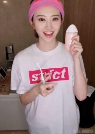 满口全瓷牙的明星李沁,李沁矫正牙齿前的照片