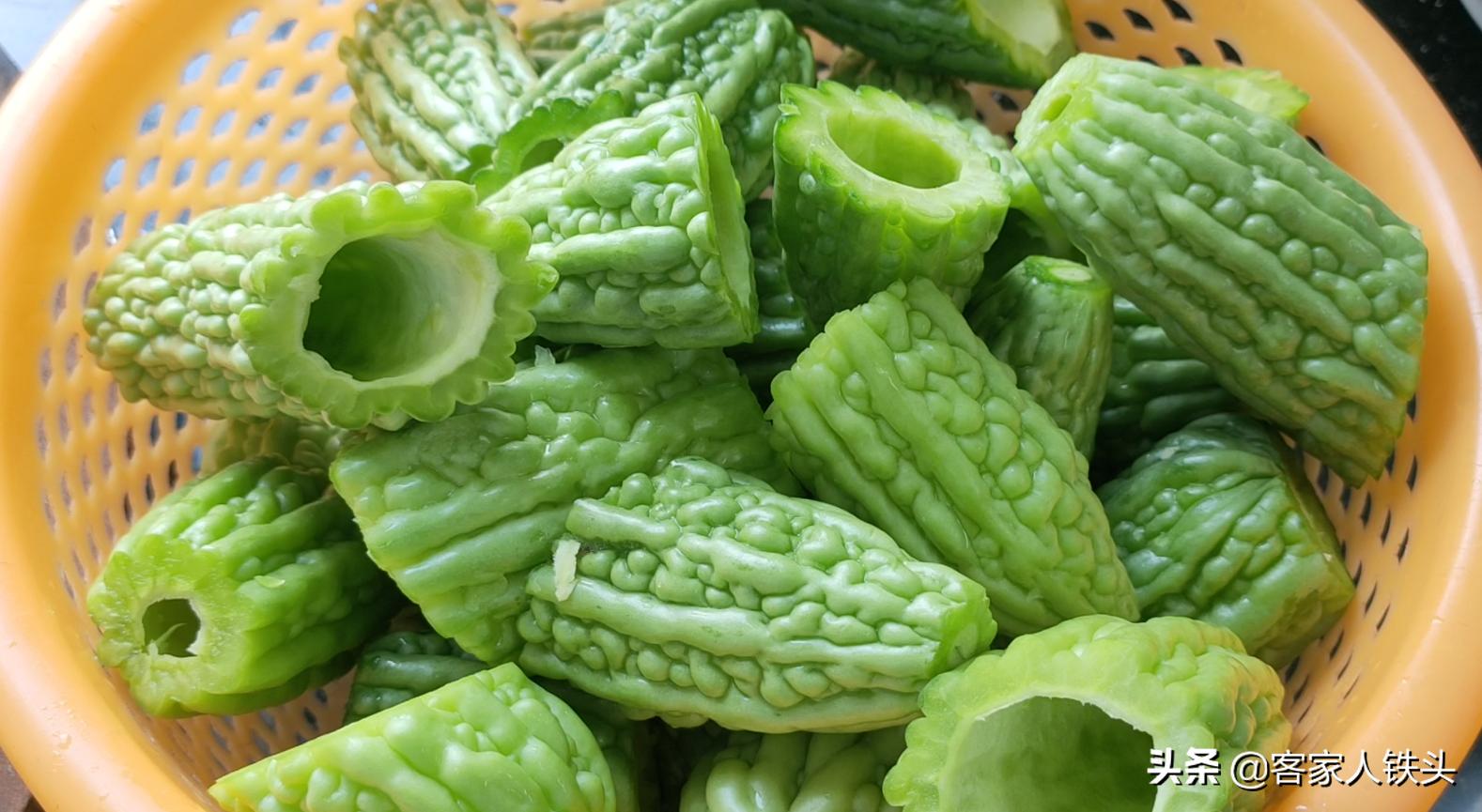 客家人吃苦瓜,独爱这一个做法,好吃不苦,我家一周吃5次也不腻
