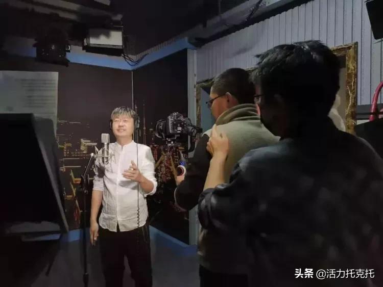 白衣礼赞致敬最美逆行者,致敬逆行者礼赞劳动者