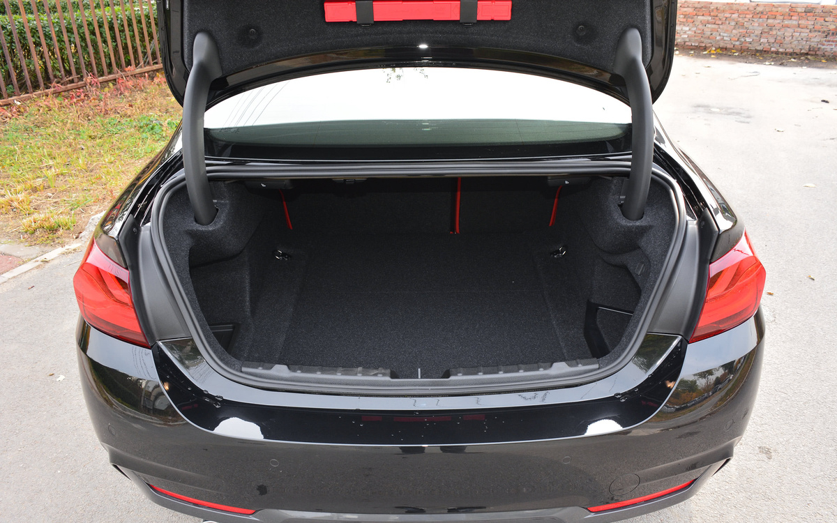 纯粹的“3系”，5.8s破百，配无框车门，原装进口还可选敞篷