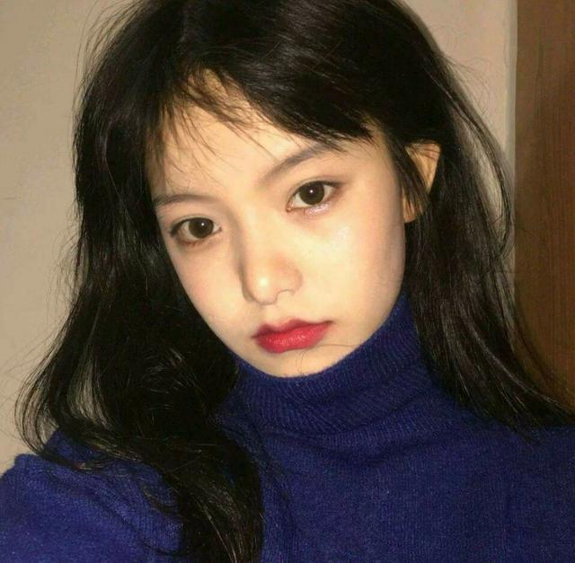 圆脸大饼脸方圆脸适合整什么刘海,圆脸女生适合发型蓬松自然显脸小