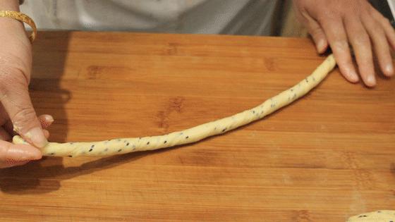 麻花的家常做法酥脆外面裹一层糖,麻花的家常做法怎样搓