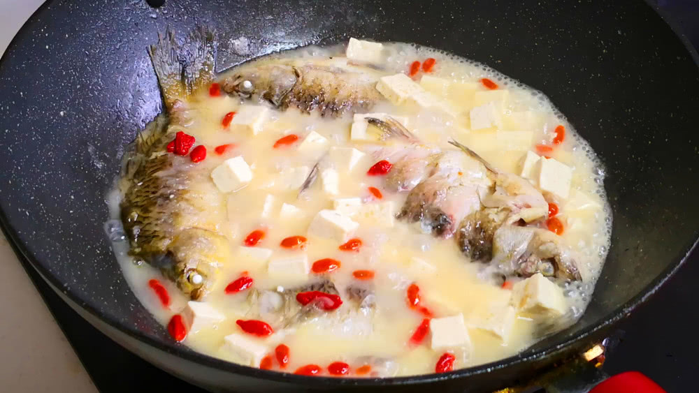 炖鱼去腥只需三种调料,炖鱼去腥的方法