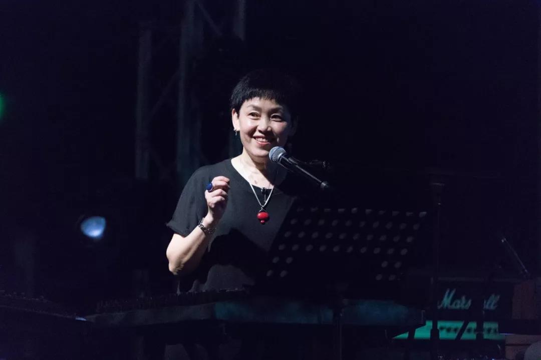 上海草莓基地挖草莓苗,超级草莓上海